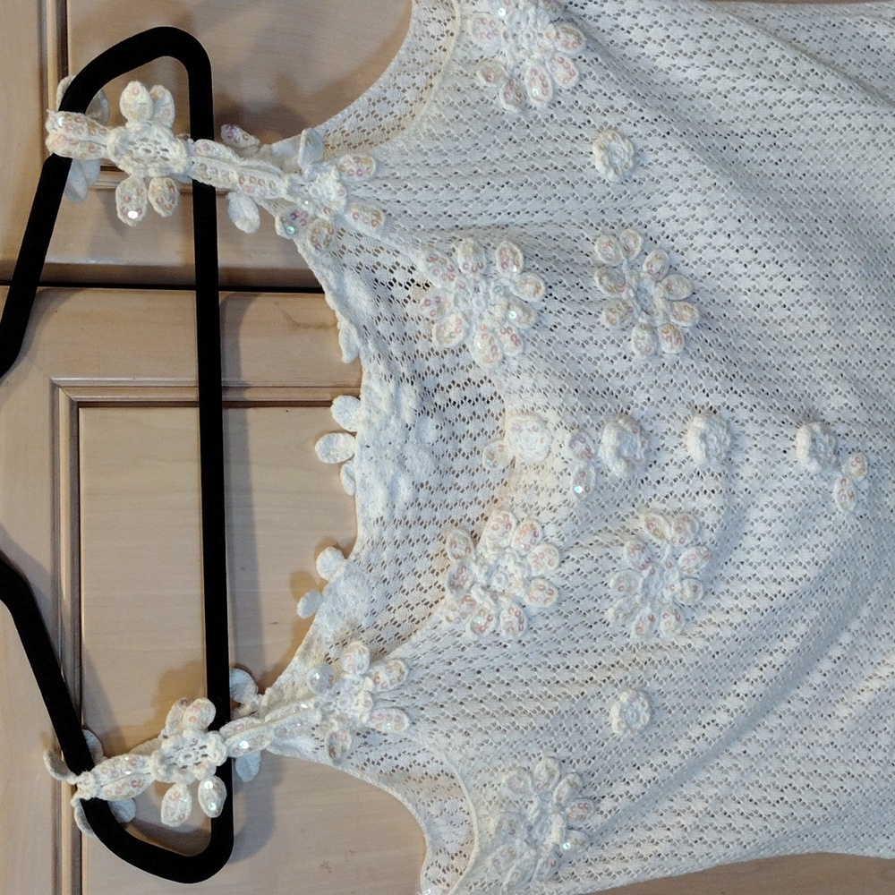 💥VINTAGE Newport News White Knit Tank Top With Delicate Sequin Crochet Flowers - Picture 5 of 13